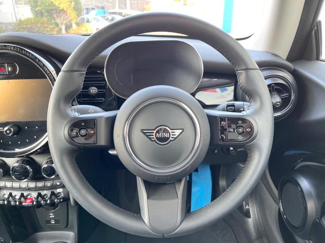 ＭＩＮＩ クーパー　プレミアムプラスパッケージクラシックトリム　クラシックトリム　純正ナビ　バックカメラ　ブラックルーフ　マルチディスプレイメーター　ハーフレザーシート　シートヒーター　ルームミラー内蔵ＥＴＣ（13枚目）