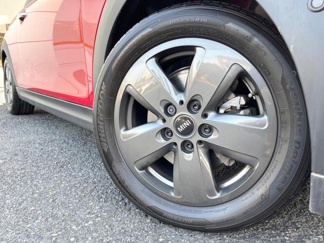 ＭＩＮＩ クーパー　プレミアムプラスパッケージクラシックトリム　クラシックトリム　純正ナビ　バックカメラ　ブラックルーフ　マルチディスプレイメーター　ハーフレザーシート　シートヒーター　ルームミラー内蔵ＥＴＣ（14枚目）