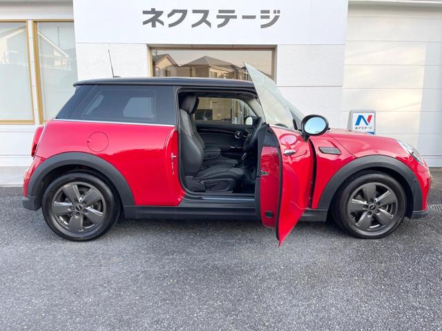 ＭＩＮＩ クーパー　プレミアムプラスパッケージクラシックトリム　クラシックトリム　純正ナビ　バックカメラ　ブラックルーフ　マルチディスプレイメーター　ハーフレザーシート　シートヒーター　ルームミラー内蔵ＥＴＣ（24枚目）