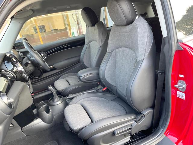 ＭＩＮＩ クーパー　プレミアムプラスパッケージクラシックトリム　クラシックトリム　純正ナビ　バックカメラ　ブラックルーフ　マルチディスプレイメーター　ハーフレザーシート　シートヒーター　ルームミラー内蔵ＥＴＣ（28枚目）