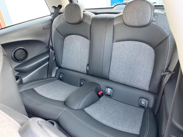 ＭＩＮＩ クーパー　プレミアムプラスパッケージクラシックトリム　クラシックトリム　純正ナビ　バックカメラ　ブラックルーフ　マルチディスプレイメーター　ハーフレザーシート　シートヒーター　ルームミラー内蔵ＥＴＣ（29枚目）