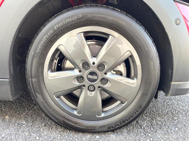 ＭＩＮＩ クーパー　プレミアムプラスパッケージクラシックトリム　クラシックトリム　純正ナビ　バックカメラ　ブラックルーフ　マルチディスプレイメーター　ハーフレザーシート　シートヒーター　ルームミラー内蔵ＥＴＣ（32枚目）