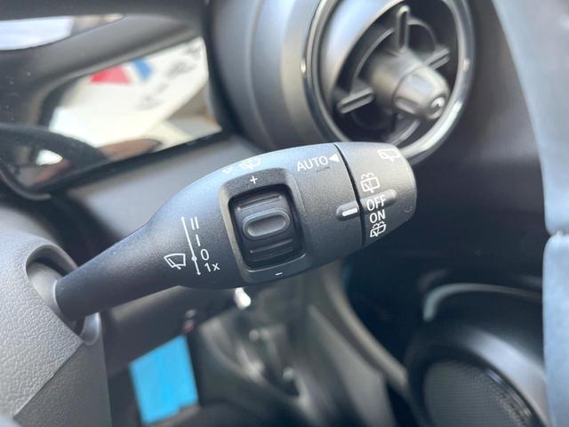 ＭＩＮＩ クーパー　プレミアムプラスパッケージクラシックトリム　クラシックトリム　純正ナビ　バックカメラ　ブラックルーフ　マルチディスプレイメーター　ハーフレザーシート　シートヒーター　ルームミラー内蔵ＥＴＣ（40枚目）