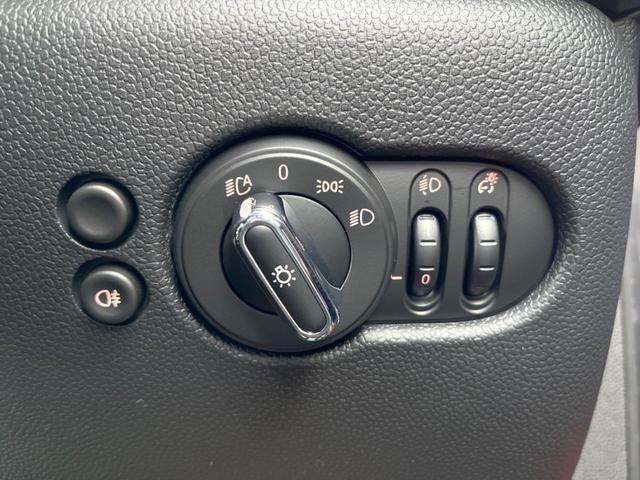 ＭＩＮＩ クーパー　プレミアムプラスパッケージクラシックトリム　クラシックトリム　純正ナビ　バックカメラ　ブラックルーフ　マルチディスプレイメーター　ハーフレザーシート　シートヒーター　ルームミラー内蔵ＥＴＣ（44枚目）