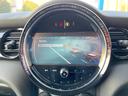 ＭＩＮＩ クーパー　プレミアムプラスパッケージクラシックトリム　クラシックトリム　純正ナビ　バックカメラ　ブラックルーフ　マルチディスプレイメーター　ハーフレザーシート　シートヒーター　ルームミラー内蔵ＥＴＣ（5枚目）