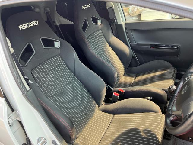アルトワークス ベースグレード　デジタルミラー　社外マフラー　５ＭＴ　フォグＬＥＤ　Ｓキー　地デジ　ＴＵＲＢＯ　ＥＴＣ装備　メモリナビ　ＶＳＡ　キーフリ　ＡＵＴＯエアコン　ＡＢＳ付　ＤＶＤ再生　衝突安全ボディ　オートライト　エアロ（51枚目）