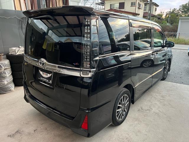 ヴォクシー ZS 煌 地上デジタル 両側パワードア アイドリングストップ車 パワーウィンド 横滑防止 ブルートゥースオーディオ Aライト 衝突安全ボディ 整備記録簿 DVD可 フルフラットシート 電格ミラー 盗難防止装置(3枚目)