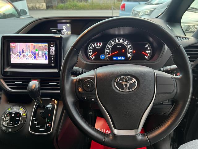 ヴォクシー ZS 煌 地上デジタル 両側パワードア アイドリングストップ車 パワーウィンド 横滑防止 ブルートゥースオーディオ Aライト 衝突安全ボディ 整備記録簿 DVD可 フルフラットシート 電格ミラー 盗難防止装置(9枚目)