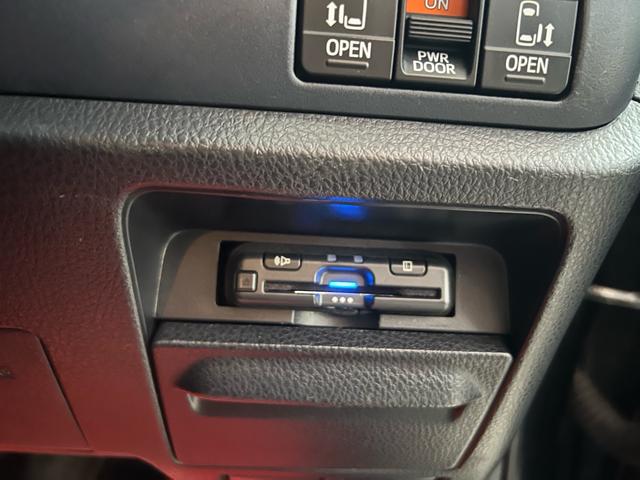 ヴォクシー ZS 煌 地上デジタル 両側パワードア アイドリングストップ車 パワーウィンド 横滑防止 ブルートゥースオーディオ Aライト 衝突安全ボディ 整備記録簿 DVD可 フルフラットシート 電格ミラー 盗難防止装置(10枚目)