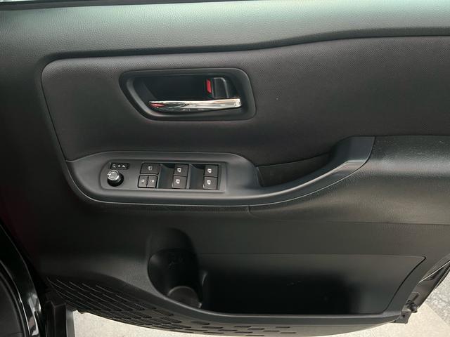 ヴォクシー ZS 煌 地上デジタル 両側パワードア アイドリングストップ車 パワーウィンド 横滑防止 ブルートゥースオーディオ Aライト 衝突安全ボディ 整備記録簿 DVD可 フルフラットシート 電格ミラー 盗難防止装置(43枚目)