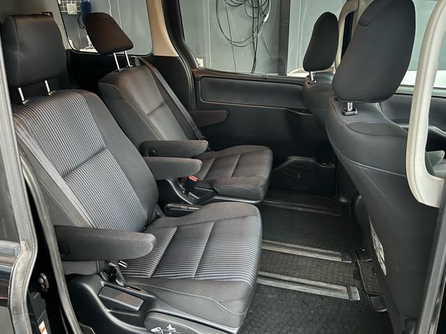 ヴォクシー ZS 煌 地上デジタル 両側パワードア アイドリングストップ車 パワーウィンド 横滑防止 ブルートゥースオーディオ Aライト 衝突安全ボディ 整備記録簿 DVD可 フルフラットシート 電格ミラー 盗難防止装置(50枚目)