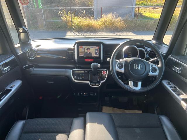 Ｎ－ＢＯＸカスタム Ｇ　ターボＳＳブラックスタイルパッケージ　シティーブレーキ　両側パワースライドドア　ナビＴＶ　バックモニター　シートヒーター　　横滑り防止　ＤＶＤ　キーレス　Ｉ－ＳＴＯＰ　エアコン　ターボ　クルーズコントロール　半革シート　カーテンエアバック（7枚目）