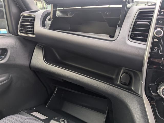 セレナ e-パワー XV 7人乗り/禁煙/安全装置/スマキー/e-power/両側電動/純正9インチナビ/Bカメラ/全方位カメラ/ドラレコ/Bluetooth/フルセグ/Pスタート/ステリモ/コーナーセンサー/シートヒーター(36枚目)