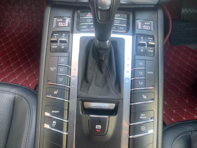 マカン マカン　フルセグＴＶ　黒革シート　パワーシート　　純正ナビ　バックカメラ　Ｂｌｕｅｔｏｏｔｈ　ＥＴＣ　シートヒーター　パワーバックドア　スポーツモード　社外フロアマット　パドルシフト（16枚目）