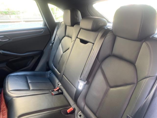 マカン マカン　フルセグＴＶ　黒革シート　パワーシート　　純正ナビ　バックカメラ　Ｂｌｕｅｔｏｏｔｈ　ＥＴＣ　シートヒーター　パワーバックドア　スポーツモード　社外フロアマット　パドルシフト（27枚目）