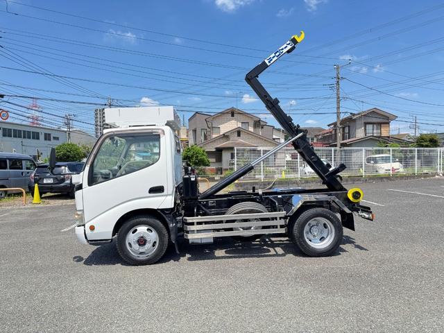 デュトロ 　新明和ＣＣＡ２２－１１　アームロール　２ｔ　ＭＴ５　４ＷＤ　バックカメラ　Ｒ８．５まで車検あり　ＮＯｘ．ＰＭ適合車（15枚目）