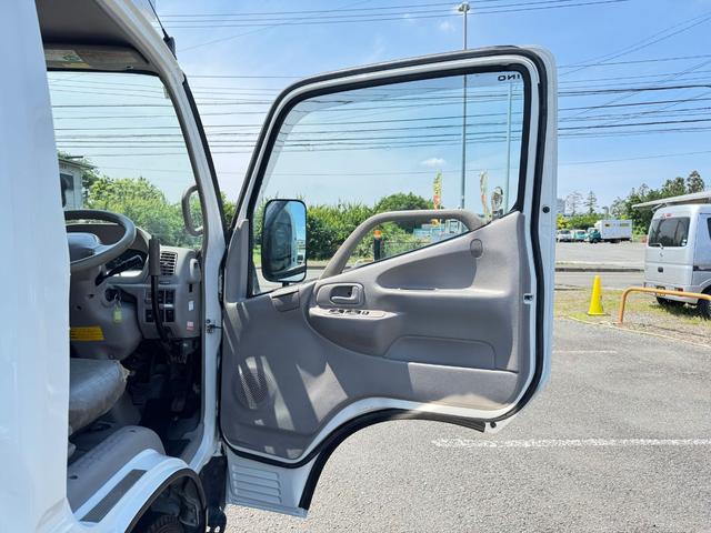 デュトロ 　新明和ＣＣＡ２２－１１　アームロール　２ｔ　ＭＴ５　４ＷＤ　バックカメラ　Ｒ８．５まで車検あり　ＮＯｘ．ＰＭ適合車（22枚目）