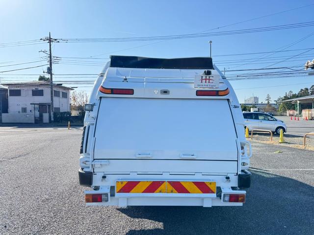 エルフトラック 　新明和プレス式パッカー車　６．７立米　３ｔ　ＭＴ６　バックカメラ　ドラレコ　ＥＴＣ　車検１年付　ＮＯｘ．ＰＭ適合車（9枚目）