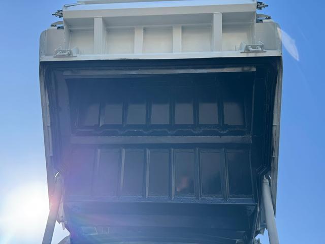 エルフトラック 　新明和プレス式パッカー車　６．７立米　３ｔ　ＭＴ６　バックカメラ　ドラレコ　ＥＴＣ　車検１年付　ＮＯｘ．ＰＭ適合車（15枚目）