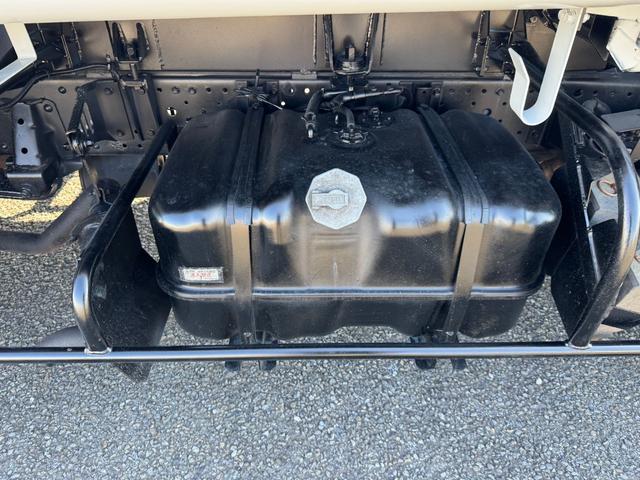 エルフトラック 　新明和プレス式パッカー車　６．７立米　３ｔ　ＭＴ６　バックカメラ　ドラレコ　ＥＴＣ　車検１年付　ＮＯｘ．ＰＭ適合車（63枚目）