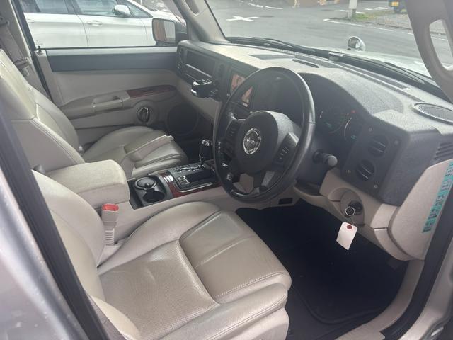 ジープ・コマンダー リミテッド5.7 HEMI 社外ナビ アルミ(3枚目)