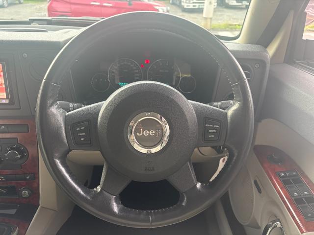 ジープ・コマンダー リミテッド5.7 HEMI 社外ナビ アルミ(21枚目)