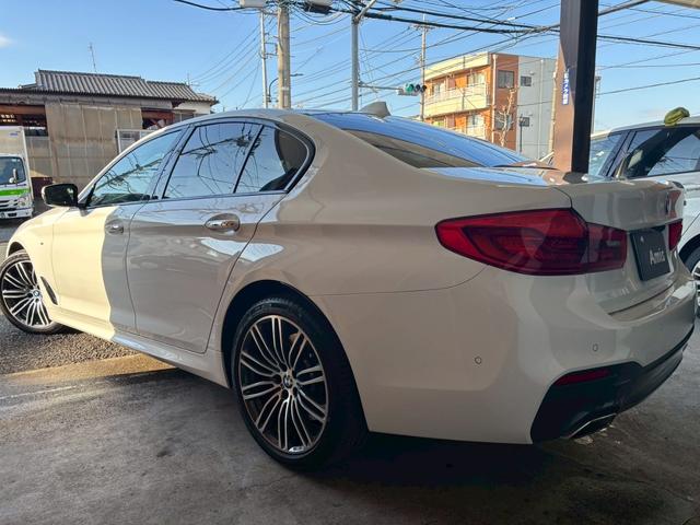 ５シリーズ ５４０ｉ　Ｍスポーツ　黒革シート　サンルーフ　シートＨ　電動シート　ＨＤＤナビ　スマートキー　Ｂｌｕｅｔｏｏｔｈ　インテリジェントセーフティ　パワーバックドア　全方向カメラ（2枚目）