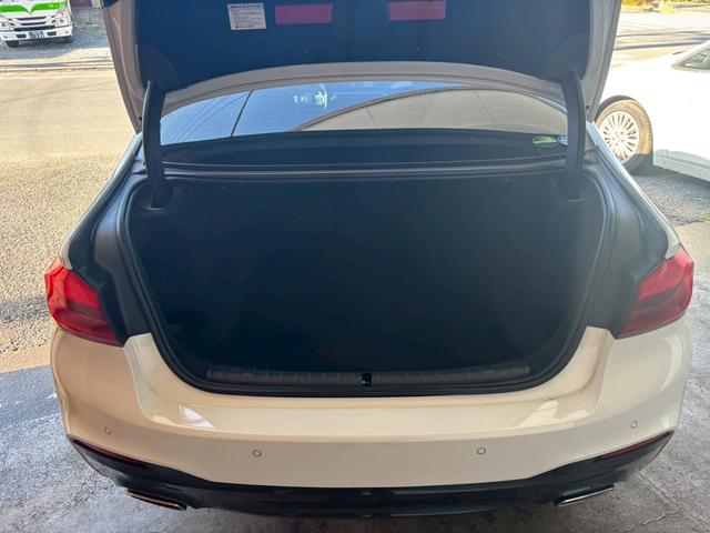 ５シリーズ ５４０ｉ　Ｍスポーツ　黒革シート　サンルーフ　シートＨ　電動シート　ＨＤＤナビ　スマートキー　Ｂｌｕｅｔｏｏｔｈ　インテリジェントセーフティ　パワーバックドア　全方向カメラ（15枚目）