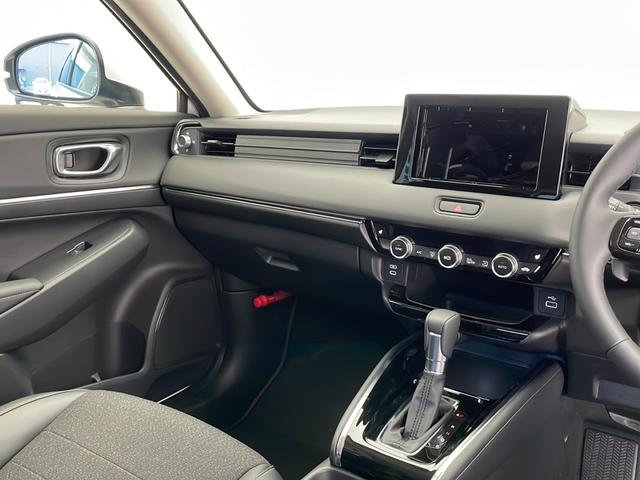 ヴェゼル e:HEV Z ワンオーナー HONDA SENSING W+サイドエアバッグ カーテンエアバッグ プッシュスタート アイドリングストップ 追従機能付きクルコン USB入力端子 電子パーキングブレーキ 純正アルミ(18枚目)