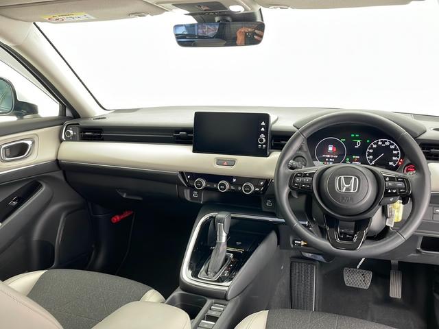 ヴェゼル ｅ：ＨＥＶ　Ｚ　☆４ＷＤ☆寒冷地仕様☆ホワイトレザー☆純正ナビ（フルセグ／Ｂｌｕｅｔｏｏｔｈ／ＡｐｐｌｅＣａｒＰｌａｙ／ＡｎｄｒｏｉｄＡｕｔｏ）☆バックカメラ☆ビルトインＥＴＣ２．０☆衝突軽減ブレーキ（2枚目）