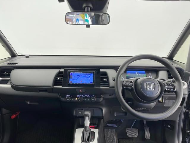 フィット ｅ：ＨＥＶベーシック　４ＷＤ　ホンダセンシング　アダプティブクルーズコントロール　衝突軽減ブレーキ　車線維持支援機能　ブラインドスポットインフォメーション　ＬＥＤヘッドライト　社外ナビ　バックカメラ（2枚目）