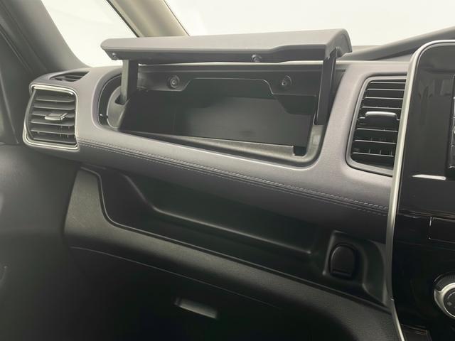 セレナ ハイウェイスター　Ｖ　純正ナビ　フルセグＴＶ　バックカメラ　アラウンドビューモニター　４ＷＤ　スマートキー　ドライブレコーダー　両側パワースライドドア　アイドリングストップ　ＬＥＤライト　オートライト　エマージェンシー（25枚目）