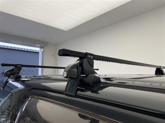 ジムニー ランドベンチャー ☆切り替え4WD☆ターボ☆社外オーディオ☆トーヨーオープンカントリーR/T☆純正マットガード☆TERZOベースキャリア☆サイドステップ☆ISOFIX☆ドアバイザー☆ETC☆スペアキ(4枚目)