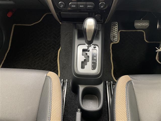 ジムニー ランドベンチャー ☆切り替え4WD☆ターボ☆社外オーディオ☆トーヨーオープンカントリーR/T☆純正マットガード☆TERZOベースキャリア☆サイドステップ☆ISOFIX☆ドアバイザー☆ETC☆スペアキ(20枚目)