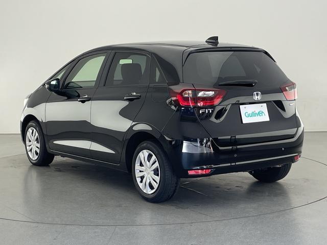 フィット ｅ：ＨＥＶホーム　ホンダセンシング　クルーズコントロール（追従あり）　レーンキープアシスト　衝突被害軽減システム　クリアランスソナー　ＬＥＤヘッドライト　オートマチックハイビーム　オートライト　電動パーキングブレーキ（3枚目）