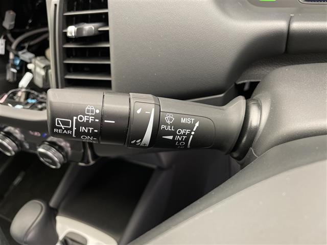 フィット ｅ：ＨＥＶホーム　ホンダセンシング　クルーズコントロール（追従あり）　レーンキープアシスト　衝突被害軽減システム　クリアランスソナー　ＬＥＤヘッドライト　オートマチックハイビーム　オートライト　電動パーキングブレーキ（10枚目）