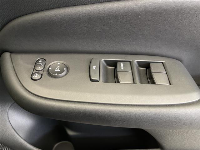 フィット ｅ：ＨＥＶホーム　ホンダセンシング　クルーズコントロール（追従あり）　レーンキープアシスト　衝突被害軽減システム　クリアランスソナー　ＬＥＤヘッドライト　オートマチックハイビーム　オートライト　電動パーキングブレーキ（14枚目）