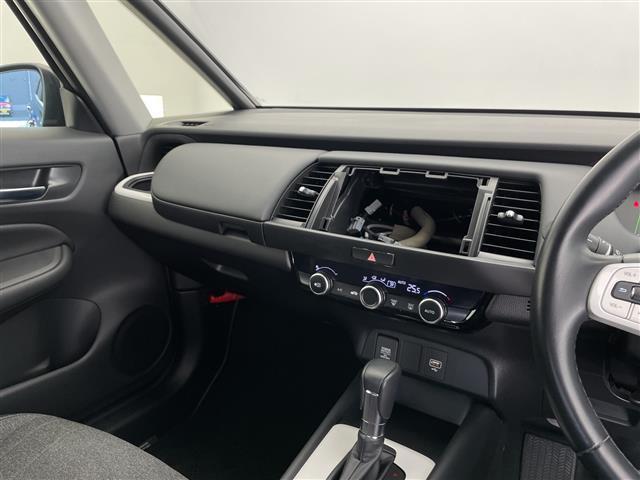 フィット ｅ：ＨＥＶホーム　ホンダセンシング　クルーズコントロール（追従あり）　レーンキープアシスト　衝突被害軽減システム　クリアランスソナー　ＬＥＤヘッドライト　オートマチックハイビーム　オートライト　電動パーキングブレーキ（16枚目）