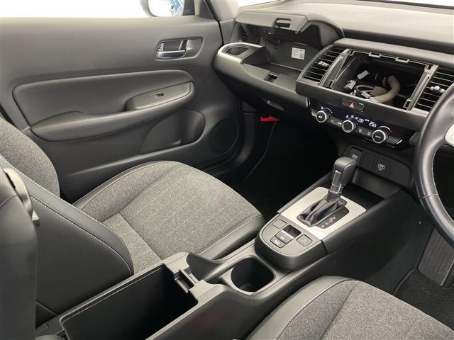 フィット ｅ：ＨＥＶホーム　ホンダセンシング　クルーズコントロール（追従あり）　レーンキープアシスト　衝突被害軽減システム　クリアランスソナー　ＬＥＤヘッドライト　オートマチックハイビーム　オートライト　電動パーキングブレーキ（18枚目）