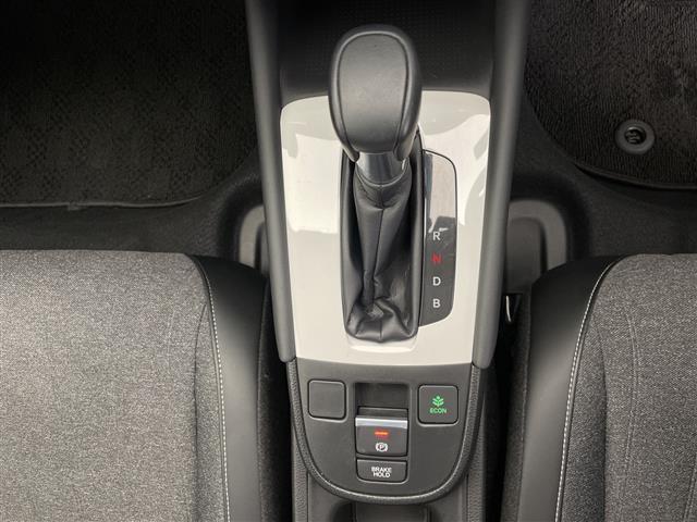 フィット ｅ：ＨＥＶホーム　ホンダセンシング　クルーズコントロール（追従あり）　レーンキープアシスト　衝突被害軽減システム　クリアランスソナー　ＬＥＤヘッドライト　オートマチックハイビーム　オートライト　電動パーキングブレーキ（21枚目）