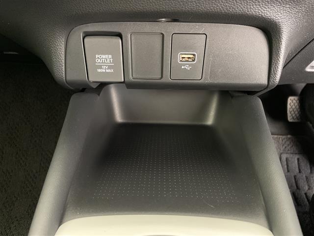 フィット ｅ：ＨＥＶホーム　ホンダセンシング　クルーズコントロール（追従あり）　レーンキープアシスト　衝突被害軽減システム　クリアランスソナー　ＬＥＤヘッドライト　オートマチックハイビーム　オートライト　電動パーキングブレーキ（22枚目）