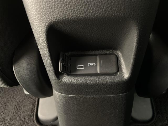 フィット ｅ：ＨＥＶホーム　ホンダセンシング　クルーズコントロール（追従あり）　レーンキープアシスト　衝突被害軽減システム　クリアランスソナー　ＬＥＤヘッドライト　オートマチックハイビーム　オートライト　電動パーキングブレーキ（25枚目）