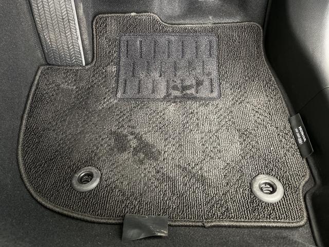 フィット ｅ：ＨＥＶホーム　ホンダセンシング　クルーズコントロール（追従あり）　レーンキープアシスト　衝突被害軽減システム　クリアランスソナー　ＬＥＤヘッドライト　オートマチックハイビーム　オートライト　電動パーキングブレーキ（26枚目）