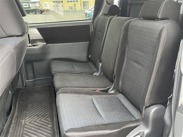 ヴォクシー ＺＳ　煌ＩＩ　純正ナビ　フルセグＴＶ　バックカメラ　両側パワースライドドア　スマートキー　プッシュスタート　ＥＴＣ　ＨＩＤヘッドライト　オートライト　フォグランプ　ウィンカードアミラー　純正アルミ　４ＷＤ（6枚目）