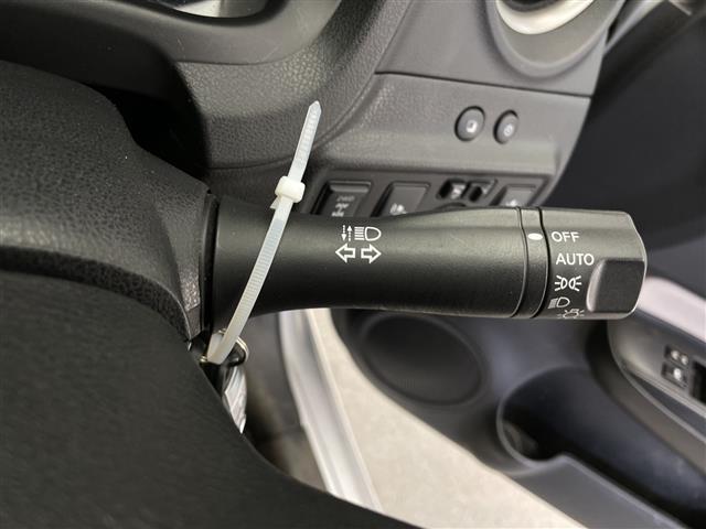 ノート ｅ－パワー　Ｘ　ＦＯＵＲ　社外メモリナビ＆フルセグＴＶ＆ＣＤ＆ＤＶＤ＆ＢＴ／車線逸脱警報／衝突軽減ブレーキ／コーナーセンサー／バックカメラ／ＥＴＣ／ＬＥＤヘッドライト／オートライト／電動格納ミラー／社外１５インチＡＷ装着（17枚目）