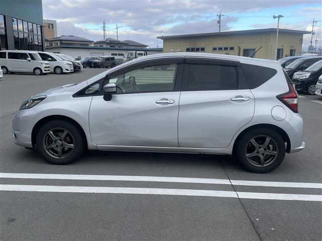 ノート Ｘ　社外ナビ　地デジＴＶ　バックカメラ　エマージェンシーブレーキ　Ｂｌｕｅｔｏｏｔｈ　Ａｕｄｉｏ　アイドリングストップ　前後ドライブレコーダー　社外アルミ　オートライト　横滑り防止装置　スマートキー（3枚目）