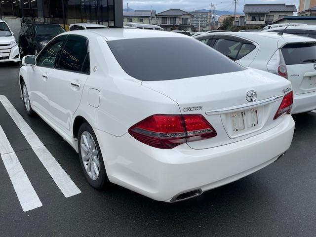 クラウン ロイヤルサルーン　社外ナビ（ｓｔｒａｄａ／ＣＮ－Ｅ２００Ｄ）／ＴＶ／ウッドコンビステアリング／前席パワーシート／クルーズコントロール／オートエアコン／ＥＴＣ／純正フロアマット／純正１７インチＡＷ（4枚目）