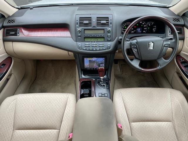 クラウン ロイヤルサルーン　社外ナビ（ｓｔｒａｄａ／ＣＮ－Ｅ２００Ｄ）／ＴＶ／ウッドコンビステアリング／前席パワーシート／クルーズコントロール／オートエアコン／ＥＴＣ／純正フロアマット／純正１７インチＡＷ（6枚目）