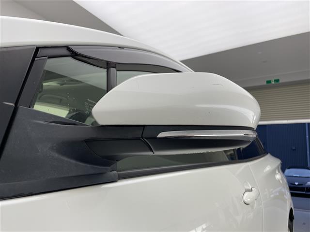 プリウス Ｓセーフティプラス　☆４ＷＤ☆純正ナビ（フルセグ／Ｂｌｕｅｔｏｏｔｈ／ＣＤ）☆バックカメラ☆衝突軽減ブレーキ☆レーンキープアシスト☆レーダークルーズコントロール☆前後コーナーセンサー☆前方ドラレコ☆パーキングアシスト（5枚目）