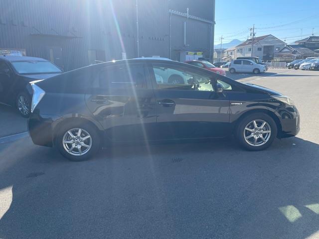 プリウス Ｓ　☆社外ナビ　ＡＶＩＣ－ＨＲＺ９９０（フルセグ／Ｂｌｕｅｔｏｏｔｈ／ＣＤ／ＤＶＤ）☆バックカメラ☆ＥＴＣ☆シートカバー☆ＬＥＤヘッドライト☆ステアリングスイッチ☆プッシュスタート☆スマーとキー（5枚目）